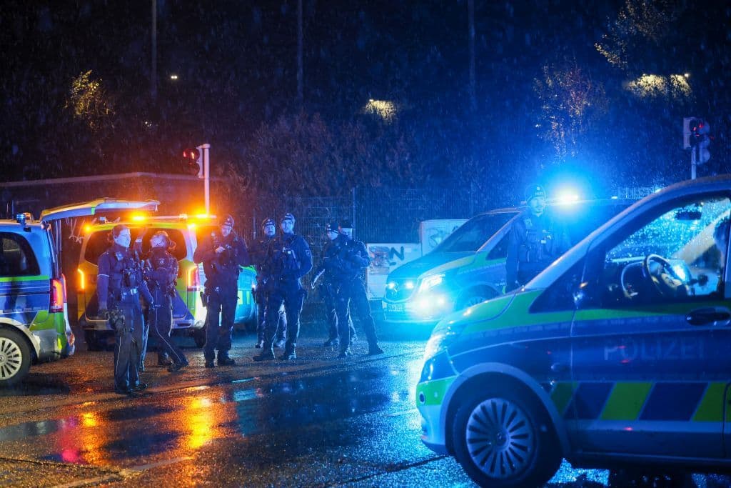 200 Autotuner gingen auf Polizeikräfte los - Polizisten aus ganz NRW eilten zur Hilfe
