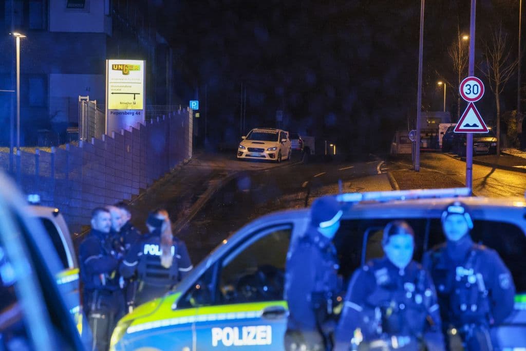 200 Autotuner gingen auf Polizeikräfte los - Polizisten aus ganz NRW eilten zur Hilfe