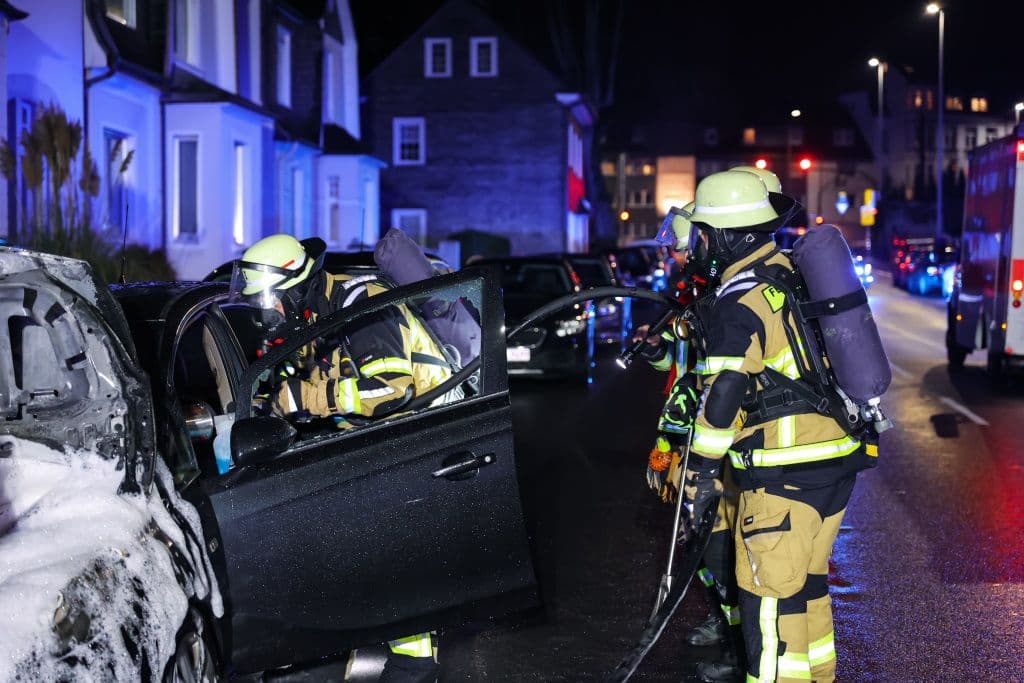 remscheider-strasse-fahrzeug-auto-feuerwehr (4)