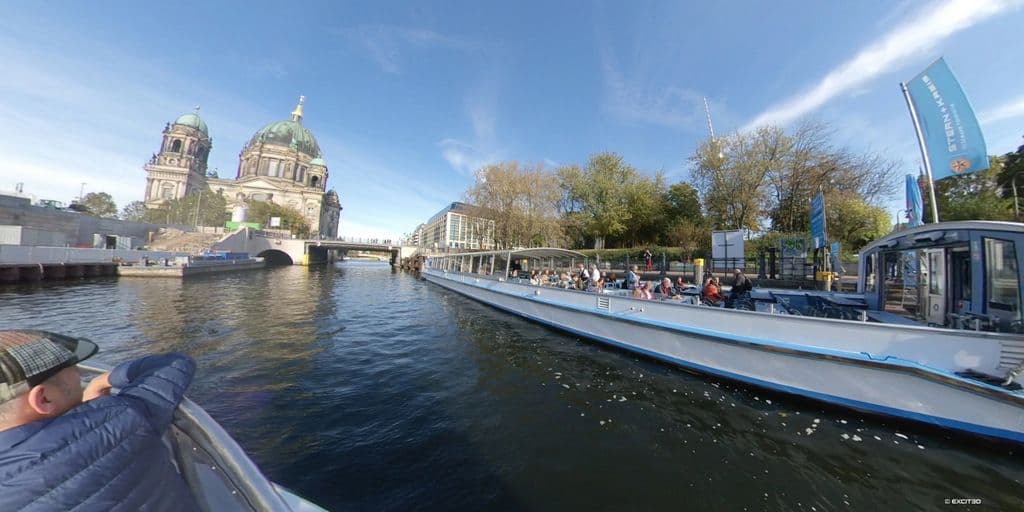 Senioren reisen mit VR - 360 Grad Berlin Spreefahrt Dom