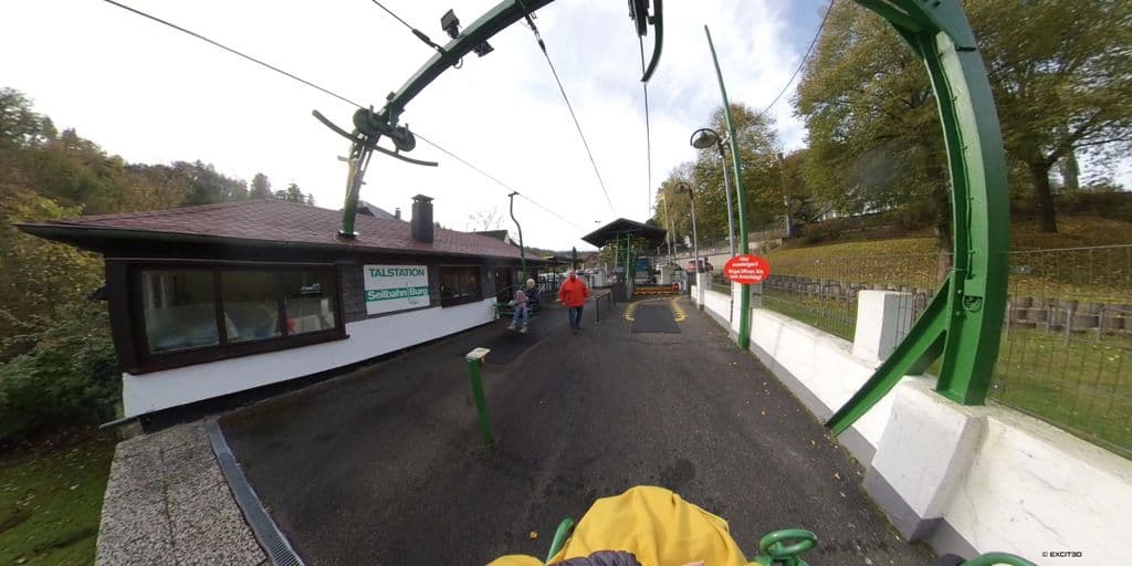 Senioren reisen mit VR - Seilbahn_Station