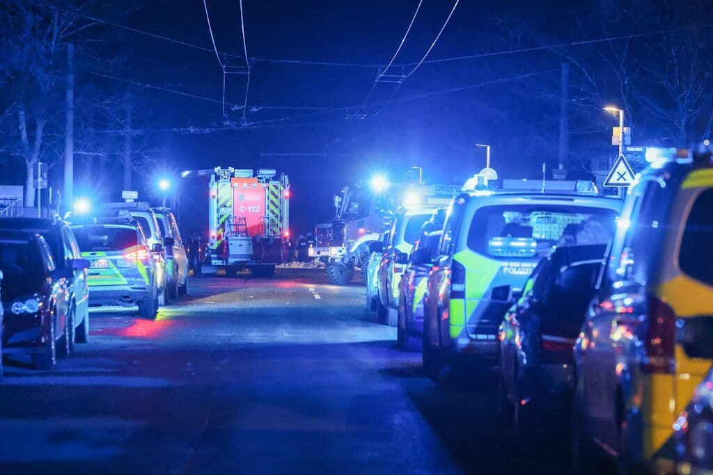 Silvesternacht 23/24 an der Hasselstraße in Solingen:Container stehen in Flammen, die Feuerwehr rückt an. Eine Einfahrt in das Wohngebiet ist nur unter Polizeischutz möglich. Ein massiver Beschuss mit Raketen und Böllern folgt gegen die eingesetzten Einsatzkräfte.