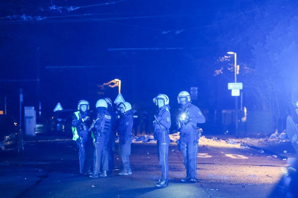 Silvesternacht 23/24 an der Hasselstraße in Solingen:Container stehen in Flammen, die Feuerwehr rückt an. Eine Einfahrt in das Wohngebiet ist nur unter Polizeischutz möglich. Ein massiver Beschuss mit Raketen und Böllern folgt gegen die eingesetzten Einsatzkräfte.