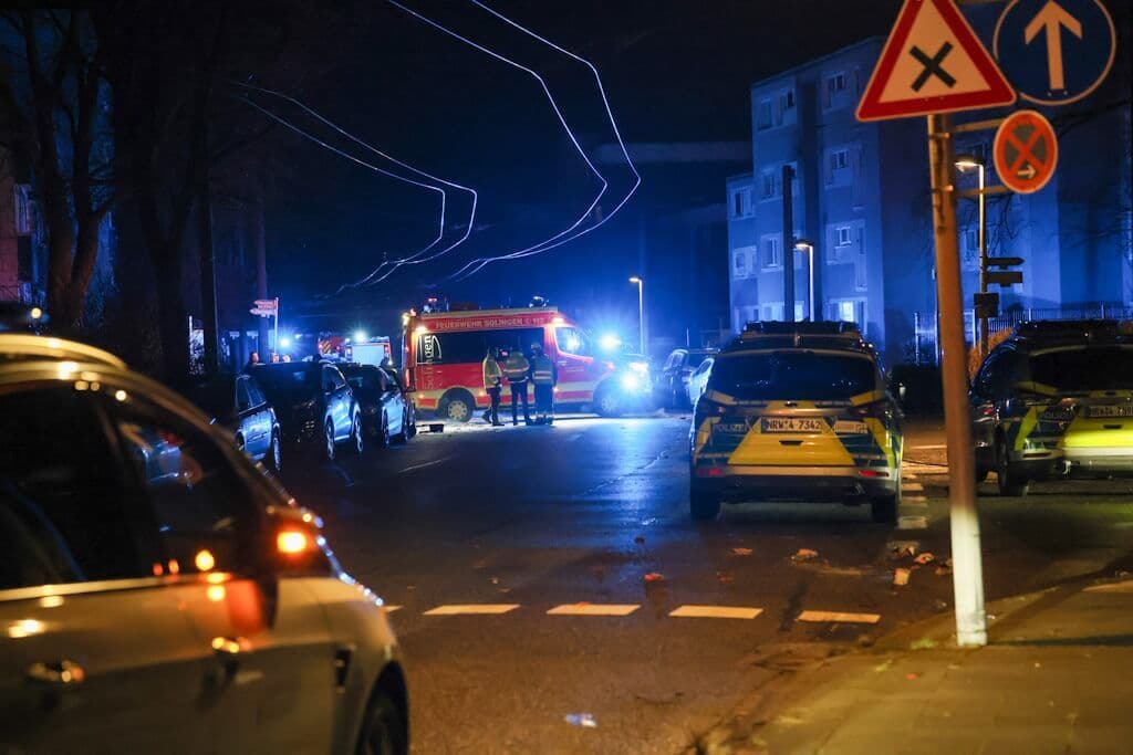 Silvesternacht 23/24 an der Hasselstraße in Solingen:Container stehen in Flammen, die Feuerwehr rückt an. Eine Einfahrt in das Wohngebiet ist nur unter Polizeischutz möglich. Ein massiver Beschuss mit Raketen und Böllern folgt gegen die eingesetzten Einsatzkräfte.