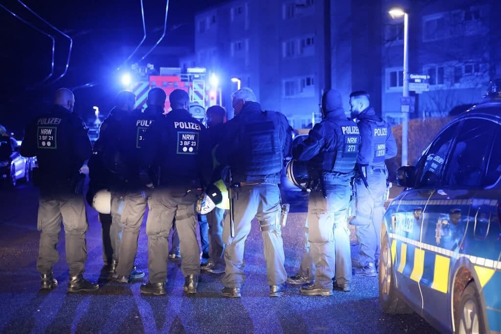 Silvesternacht 23/24 an der Hasselstraße in Solingen:Container stehen in Flammen, die Feuerwehr rückt an. Eine Einfahrt in das Wohngebiet ist nur unter Polizeischutz möglich. Ein massiver Beschuss mit Raketen und Böllern folgt gegen die eingesetzten Einsatzkräfte.
