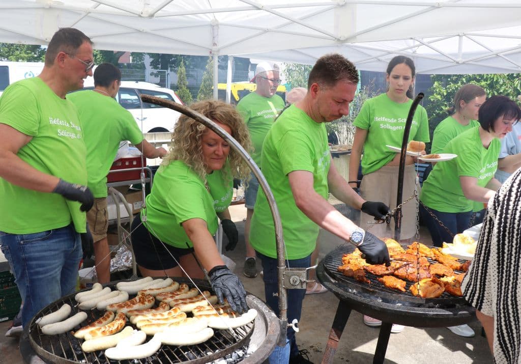 trio-pfingstfest-suedpark-helfende-schirme (10)