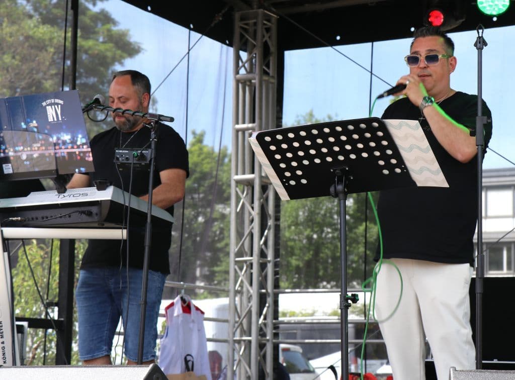 trio-pfingstfest-suedpark-helfende-schirme (12)