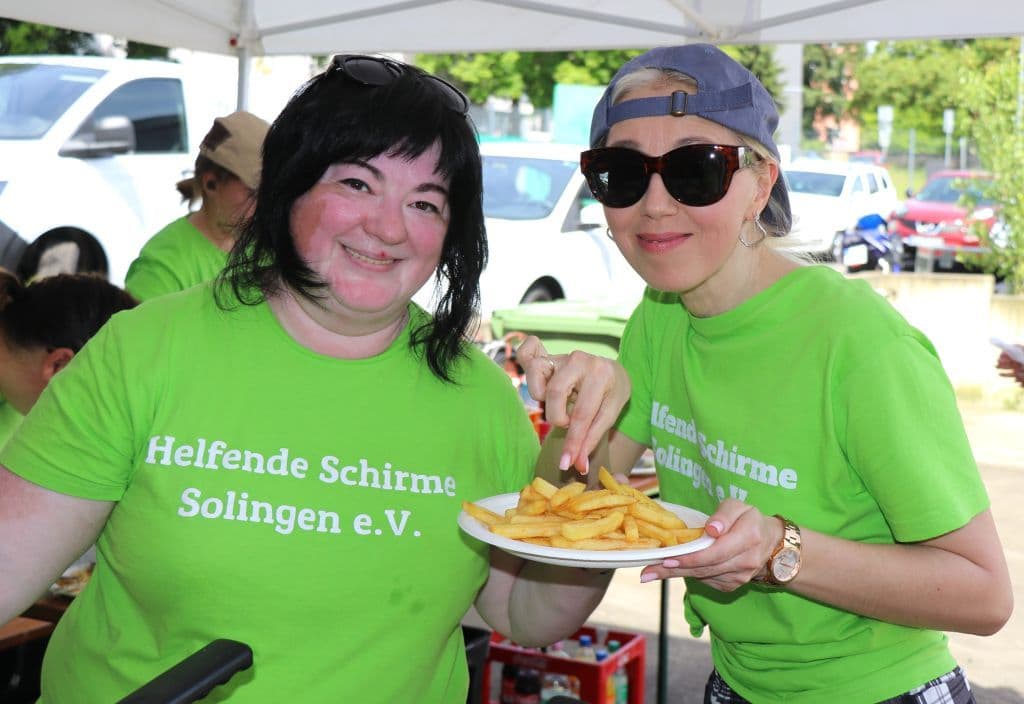 trio-pfingstfest-suedpark-helfende-schirme (13)