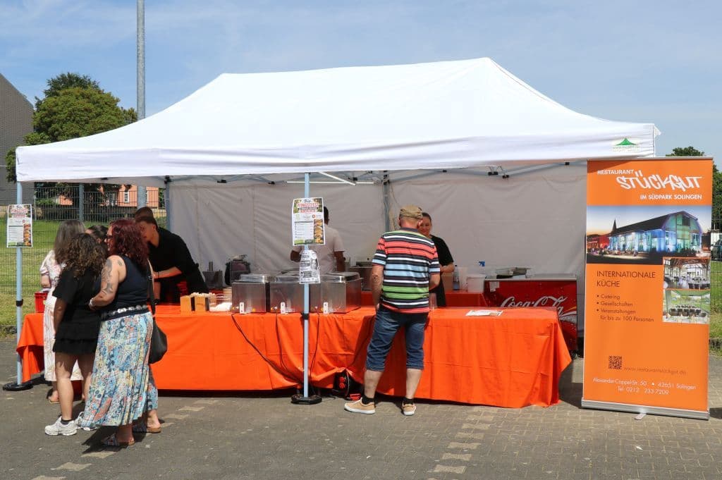 trio-pfingstfest-suedpark-helfende-schirme (16)