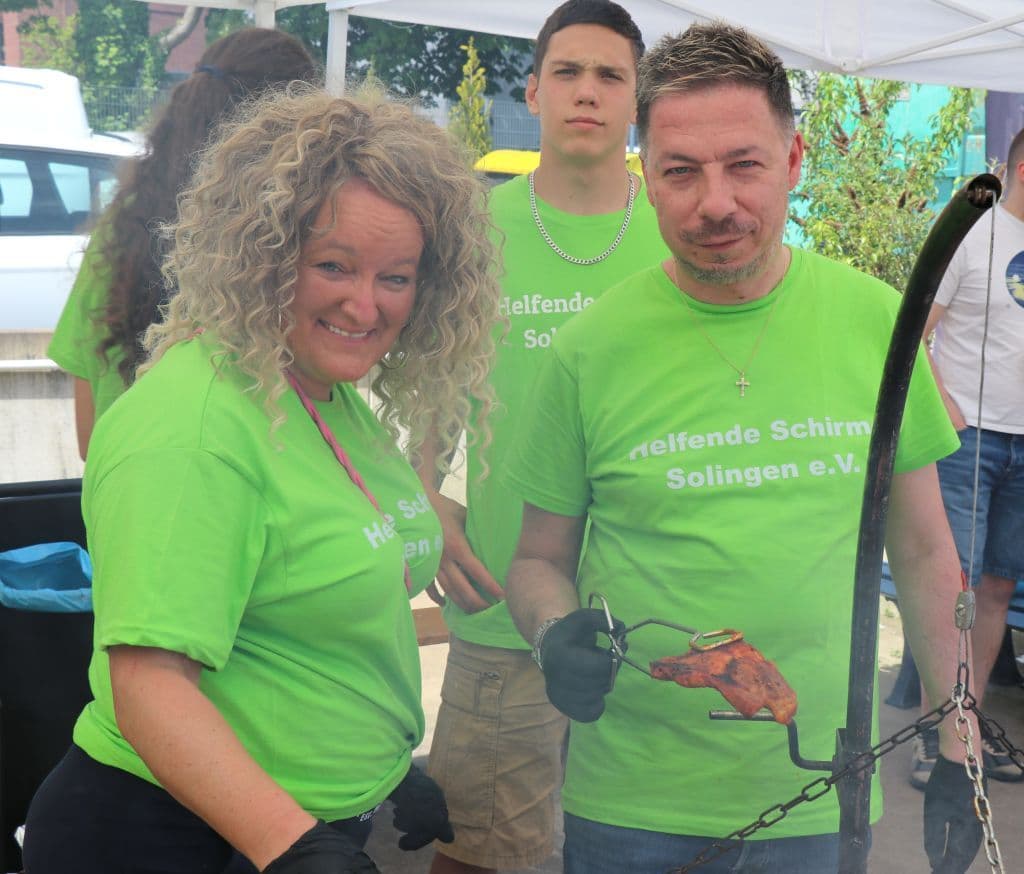 trio-pfingstfest-suedpark-helfende-schirme (19)
