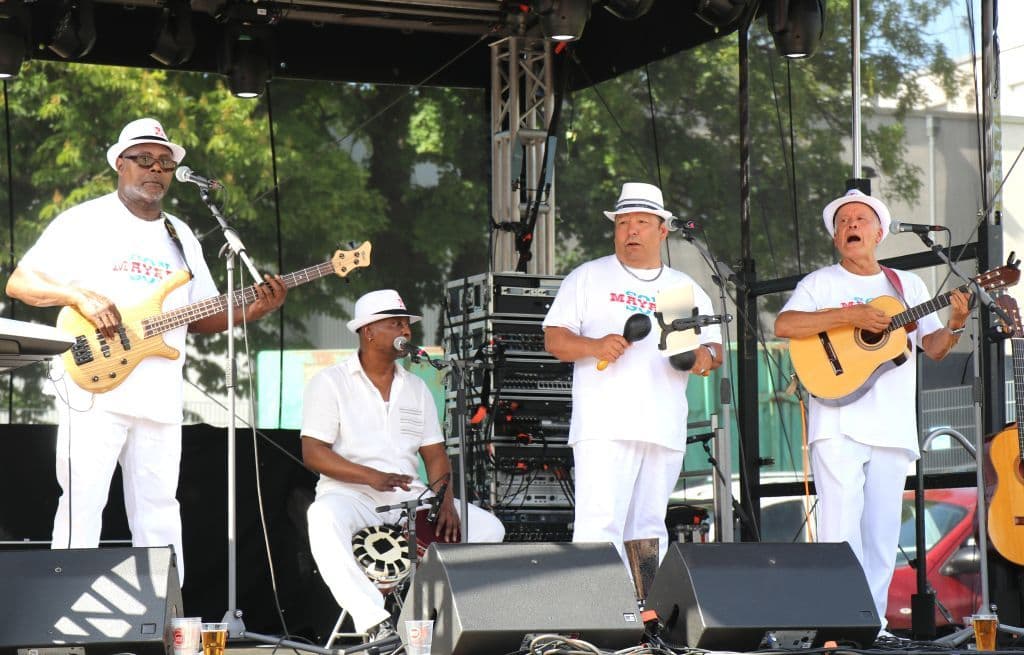 trio-pfingstfest-suedpark-helfende-schirme (22)