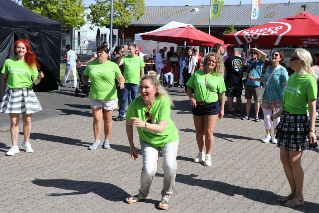 trio-pfingstfest-suedpark-helfende-schirme (24)