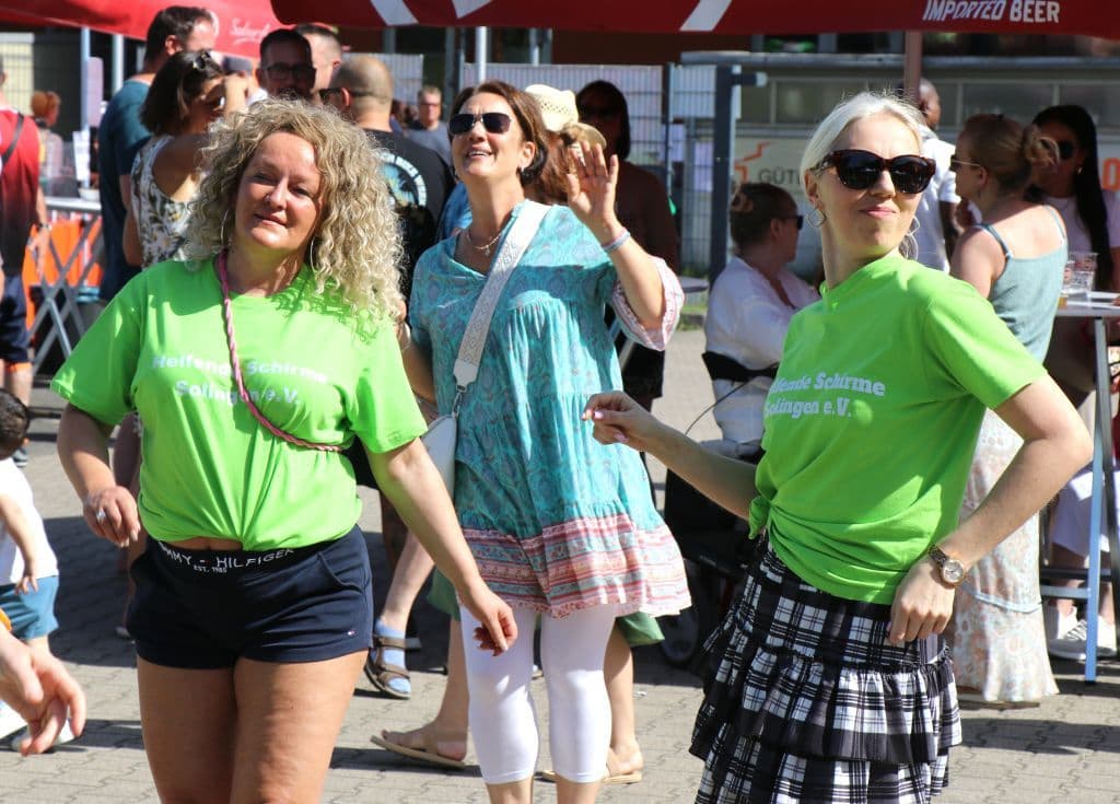 trio-pfingstfest-suedpark-helfende-schirme (25)