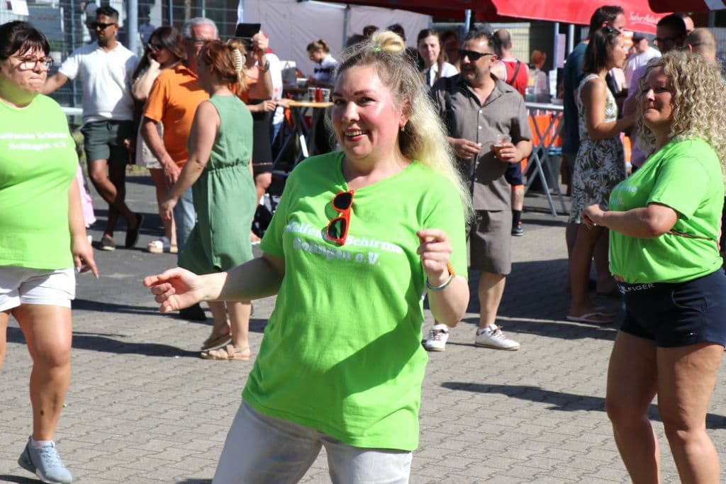 trio-pfingstfest-suedpark-helfende-schirme (26)