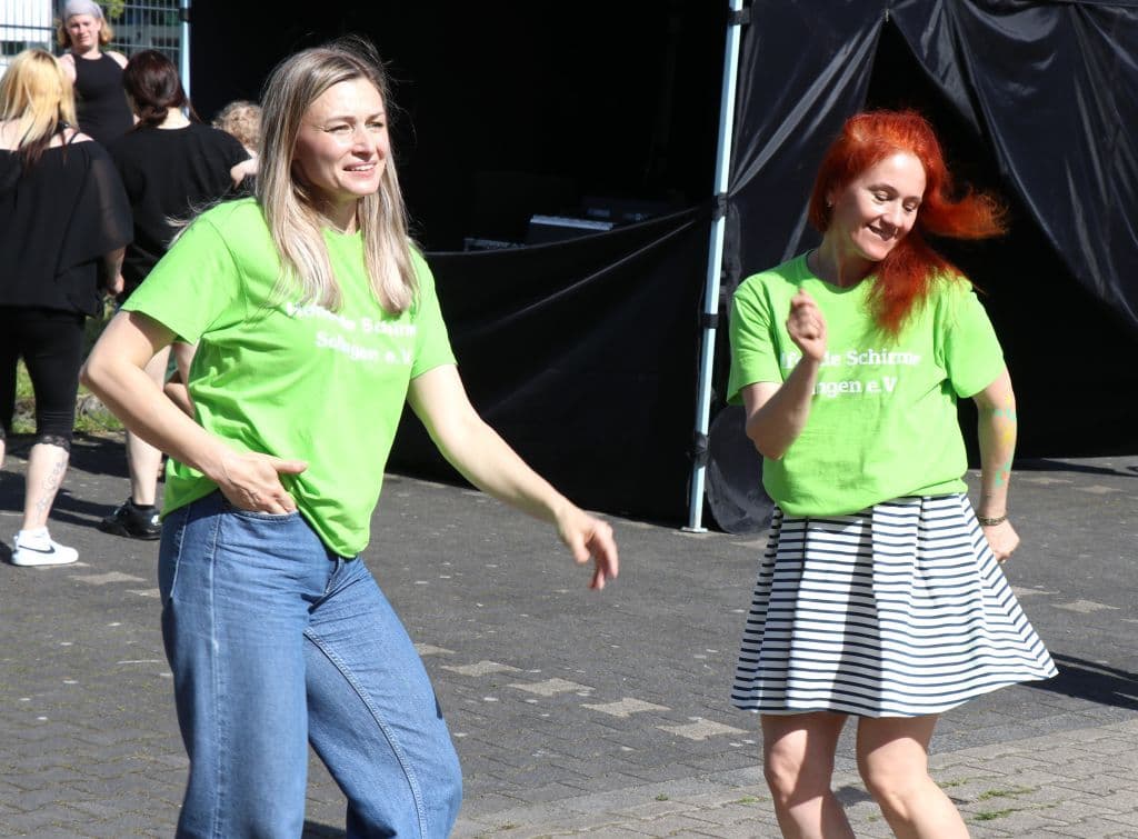 trio-pfingstfest-suedpark-helfende-schirme (27)