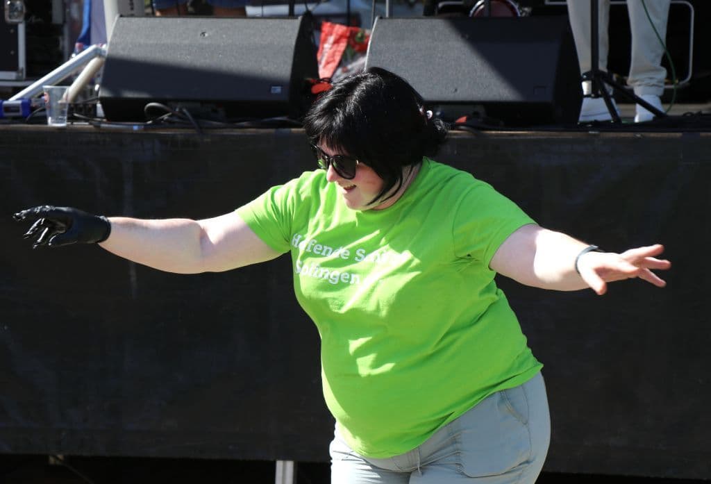 trio-pfingstfest-suedpark-helfende-schirme (29)