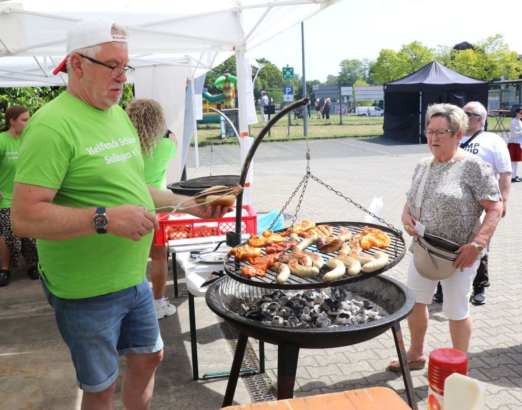 trio-pfingstfest-suedpark-helfende-schirme (3)