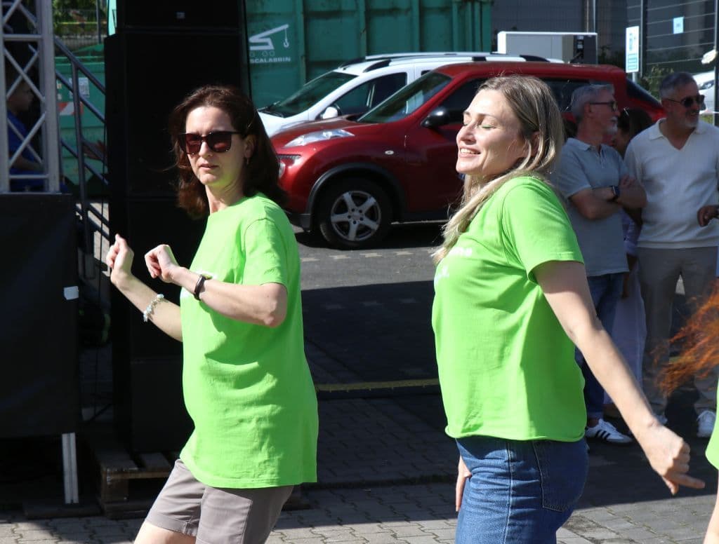 trio-pfingstfest-suedpark-helfende-schirme (30)