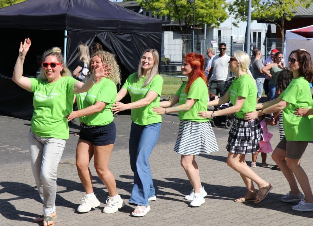 trio-pfingstfest-suedpark-helfende-schirme (31)