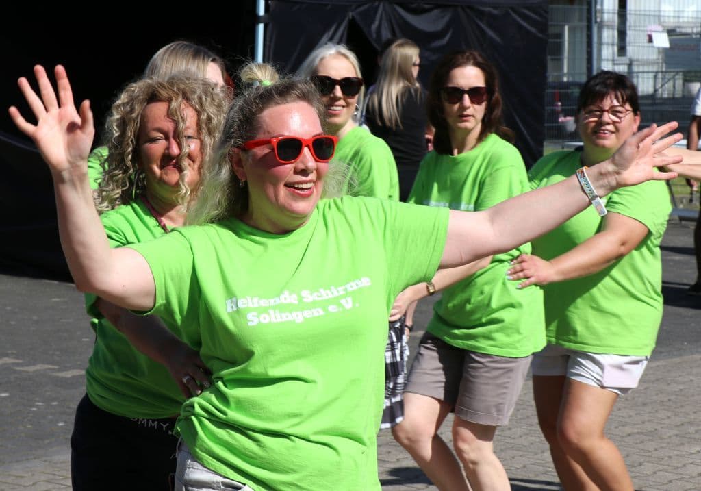 trio-pfingstfest-suedpark-helfende-schirme (32)