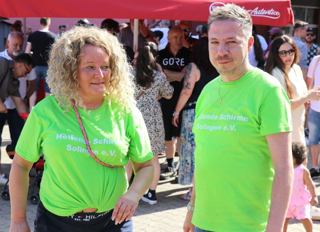 trio-pfingstfest-suedpark-helfende-schirme (35)