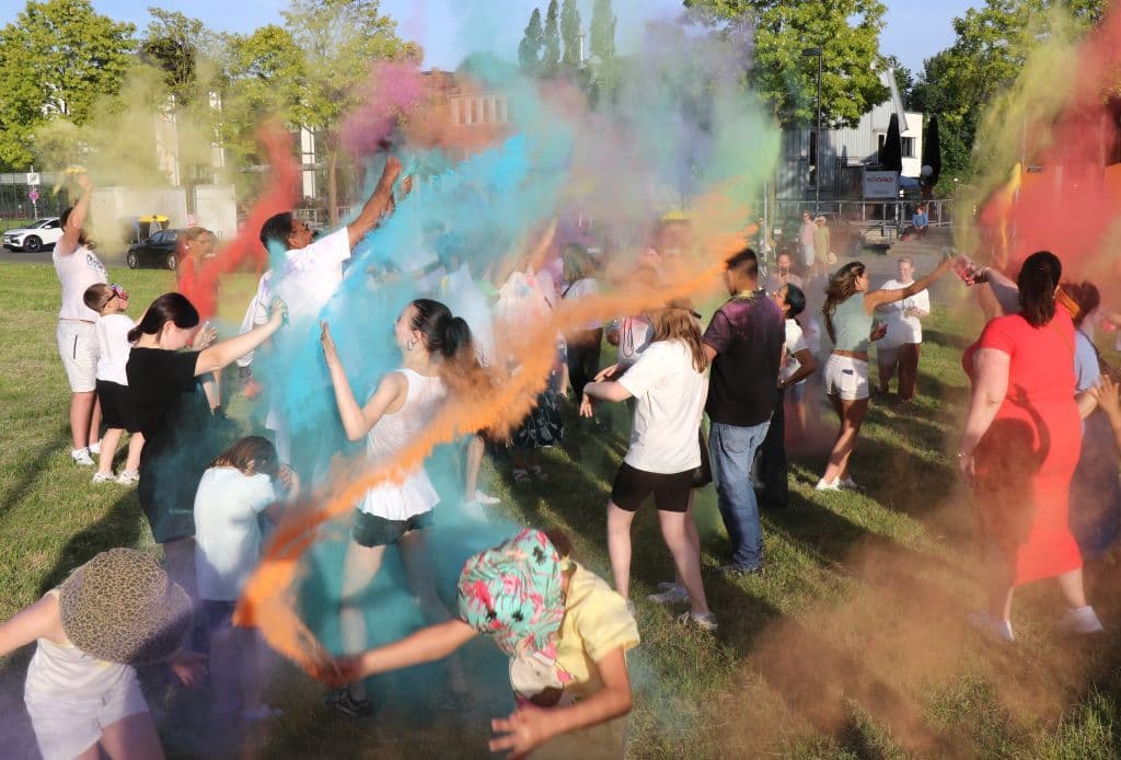 trio-pfingstfest-suedpark-helfende-schirme (36)