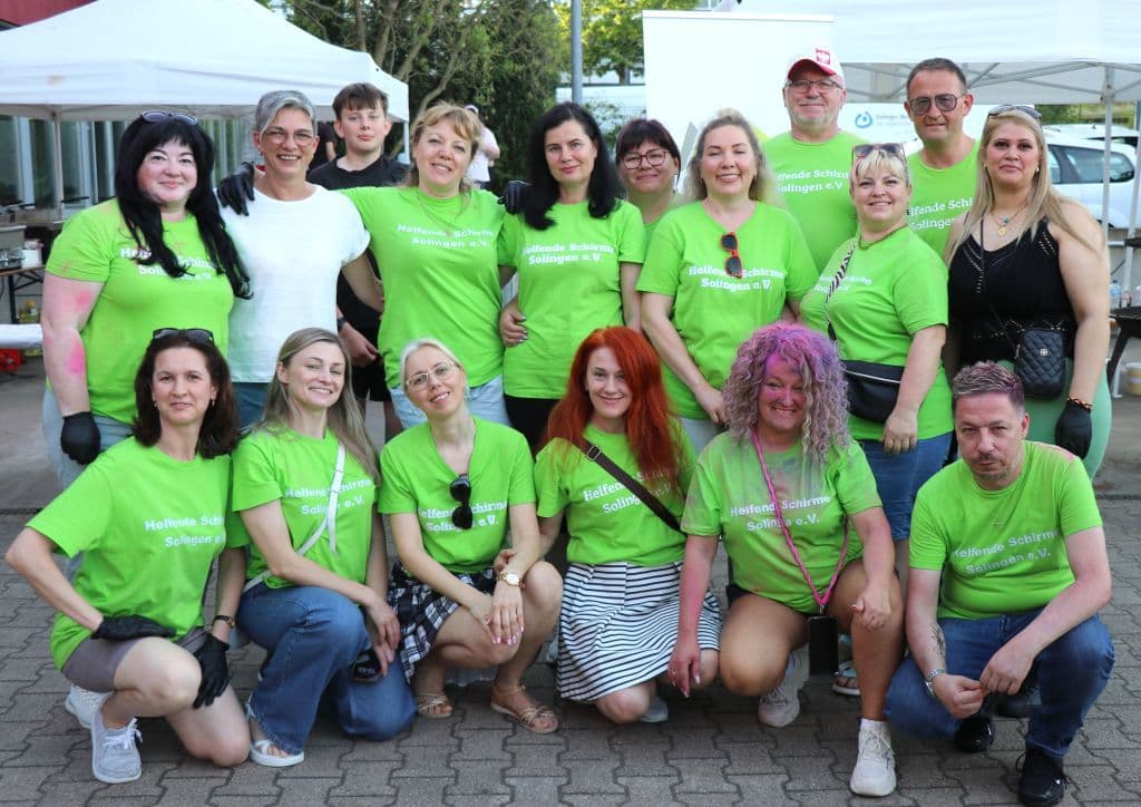 trio-pfingstfest-suedpark-helfende-schirme (39)