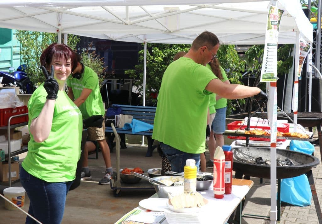 trio-pfingstfest-suedpark-helfende-schirme (5)