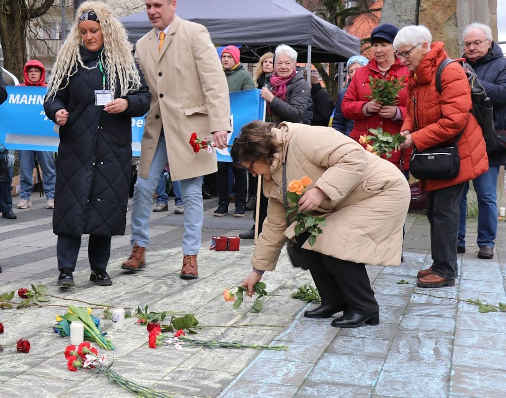 ukraine-krieg-zwei-jahre-mahnwache-rathaus (10)