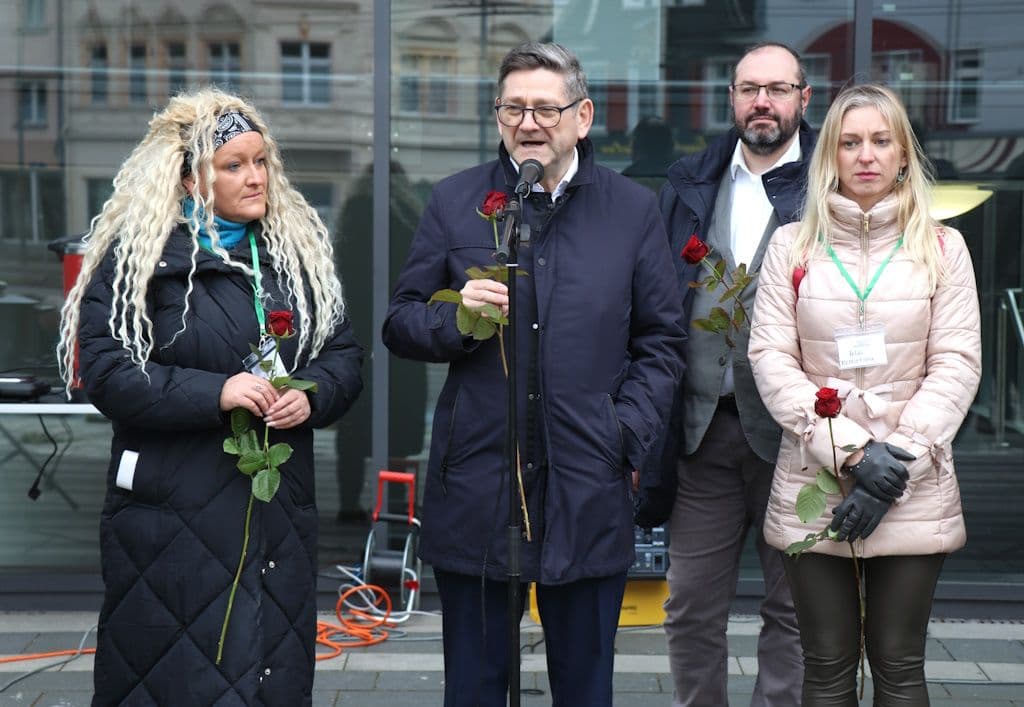 ukraine-krieg-zwei-jahre-mahnwache-rathaus (2)