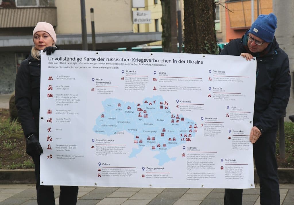 ukraine-krieg-zwei-jahre-mahnwache-rathaus (8)