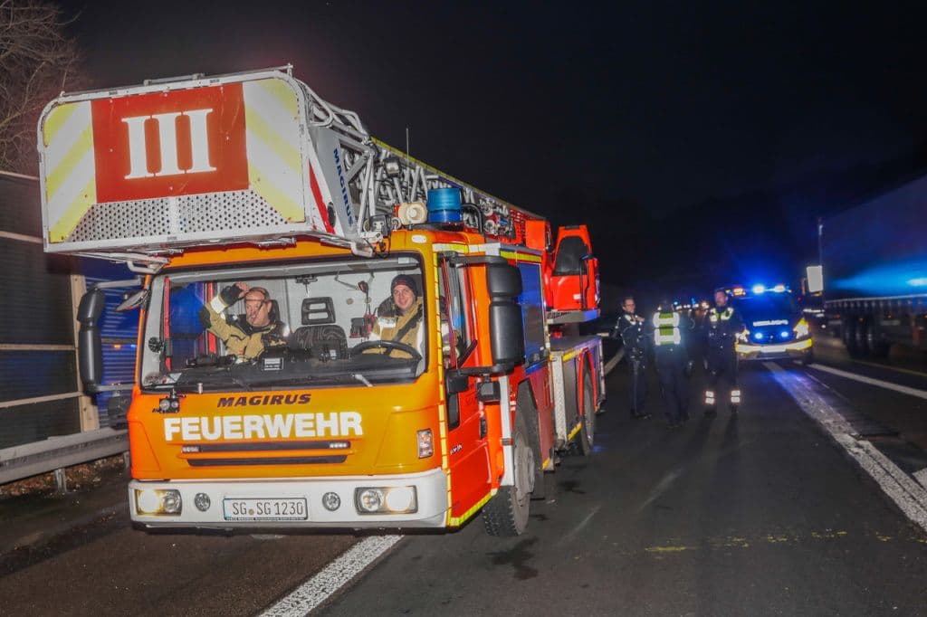 unfall-autobahn-a46-feuerwehr (4)