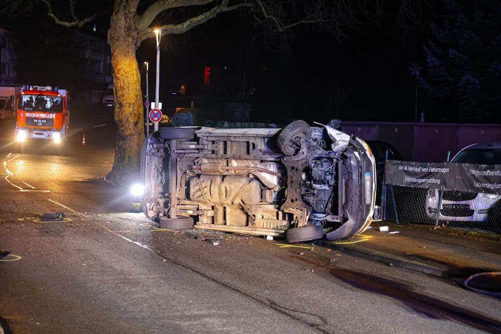 Unfall in SolingenPKW liegt auf Seite