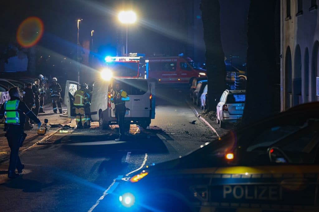 Unfall in SolingenPKW liegt auf Seite