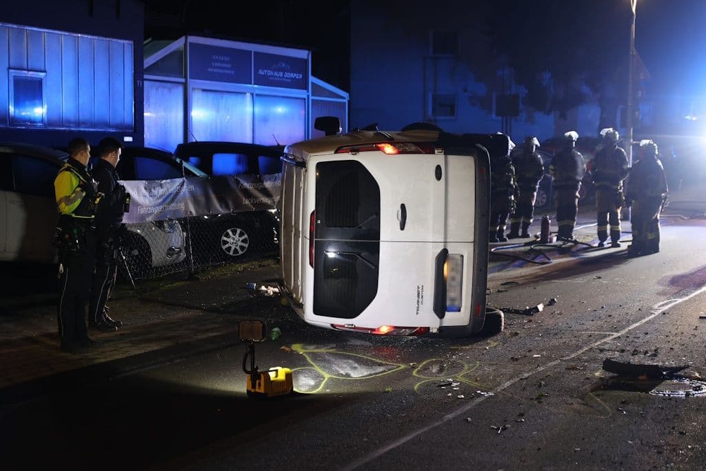 Unfall in SolingenPKW liegt auf Seite
