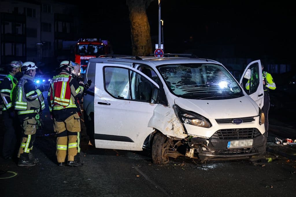Unfall in SolingenPKW liegt auf Seite