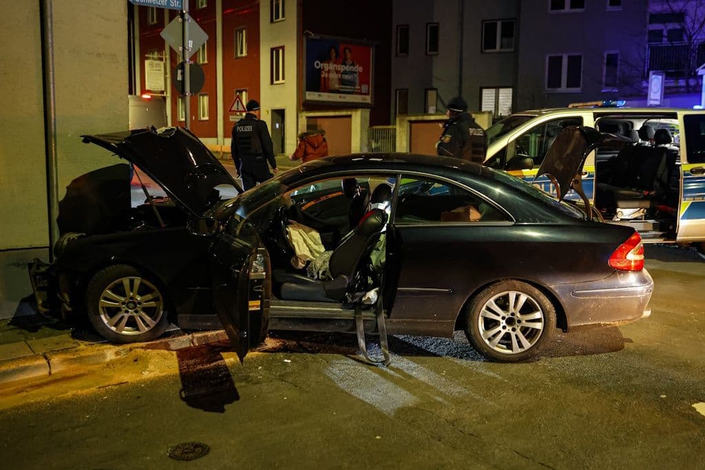 Solingen: Flucht vor der Polizei endet mit schwerem Unfall