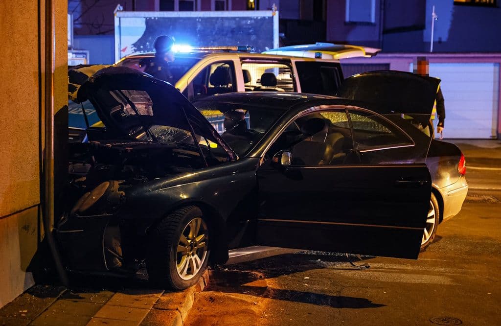 Solingen: Flucht vor der Polizei endet mit schwerem Unfall