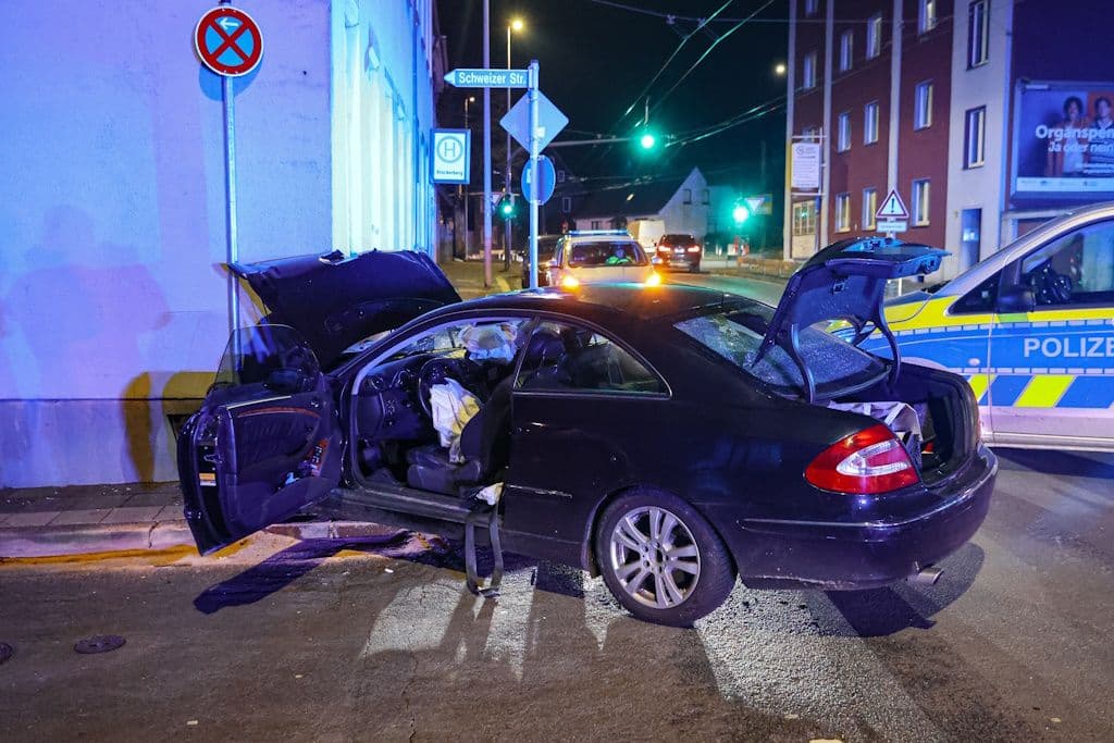 Solingen: Flucht vor der Polizei endet mit schwerem Unfall