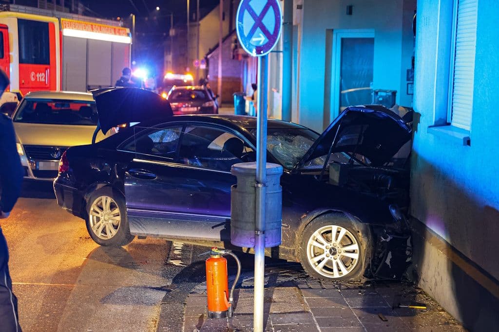 Solingen: Flucht vor der Polizei endet mit schwerem Unfall
