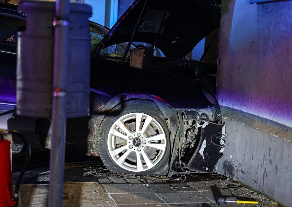 Solingen: Flucht vor der Polizei endet mit schwerem Unfall