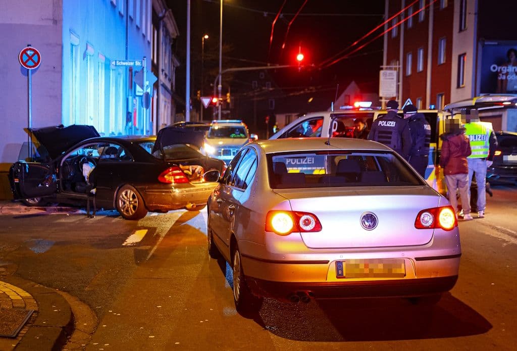 Solingen: Flucht vor der Polizei endet mit schwerem Unfall