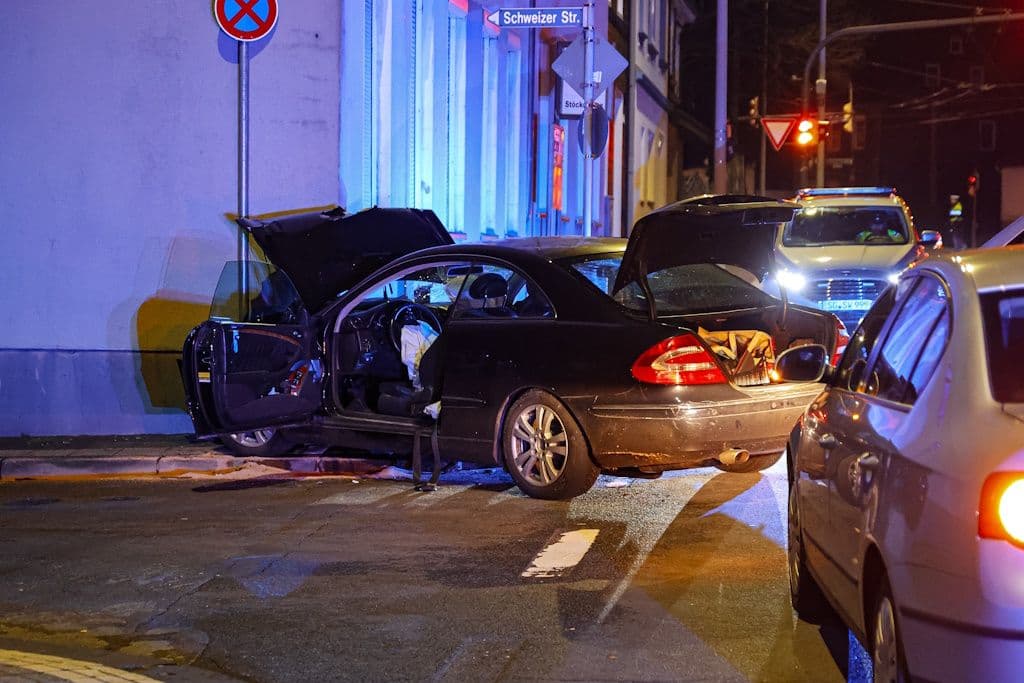 Solingen: Flucht vor der Polizei endet mit schwerem Unfall