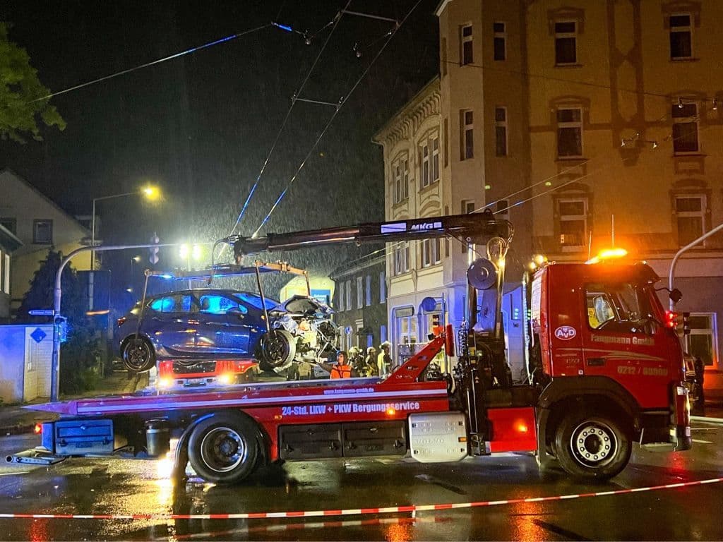 verkehrsunfall-merscheid-bebelallee-schwarze-pfaehle (3)