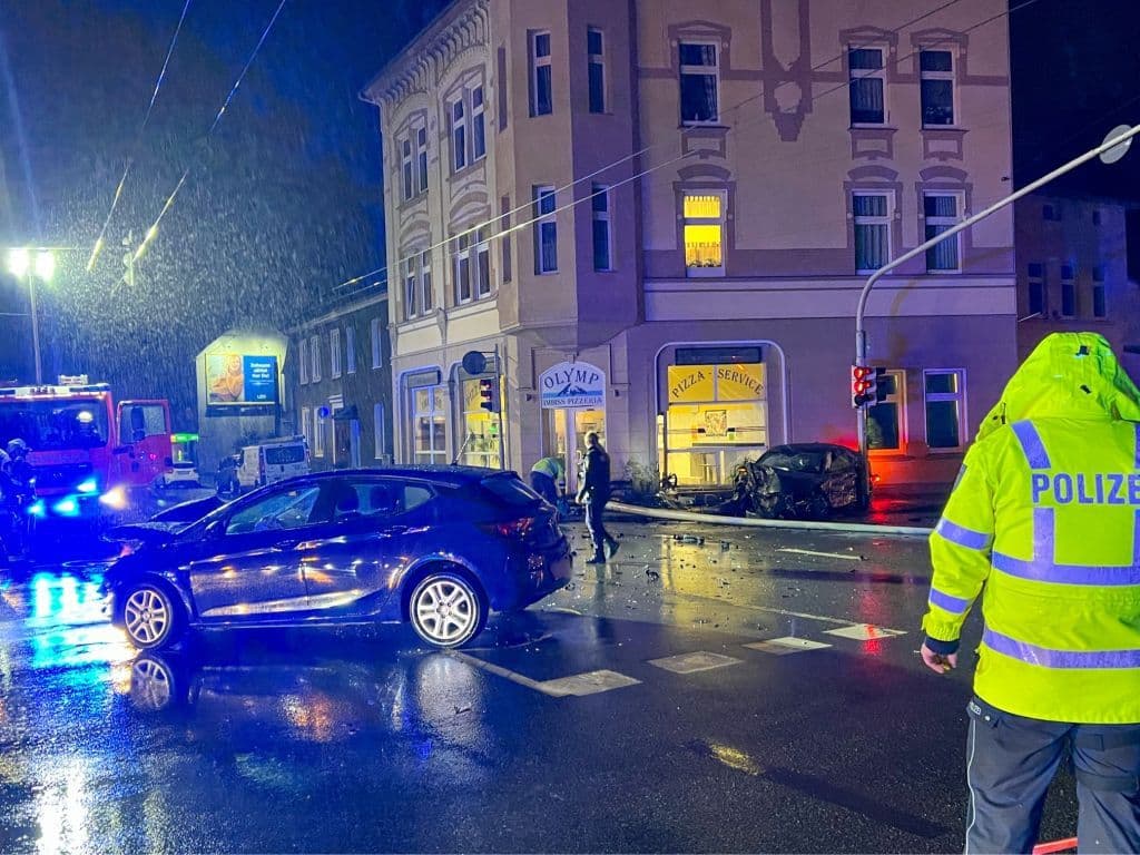 verkehrsunfall-merscheid-bebelallee-schwarze-pfaehle (4)
