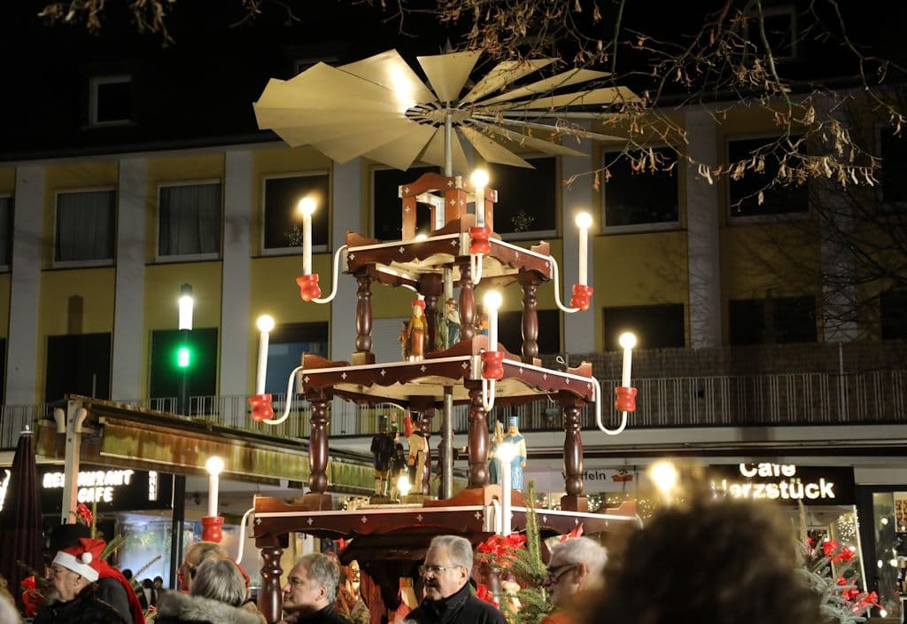 weihnachtspyramide-alter-markt-anschieben-advent-november-2025 (1)