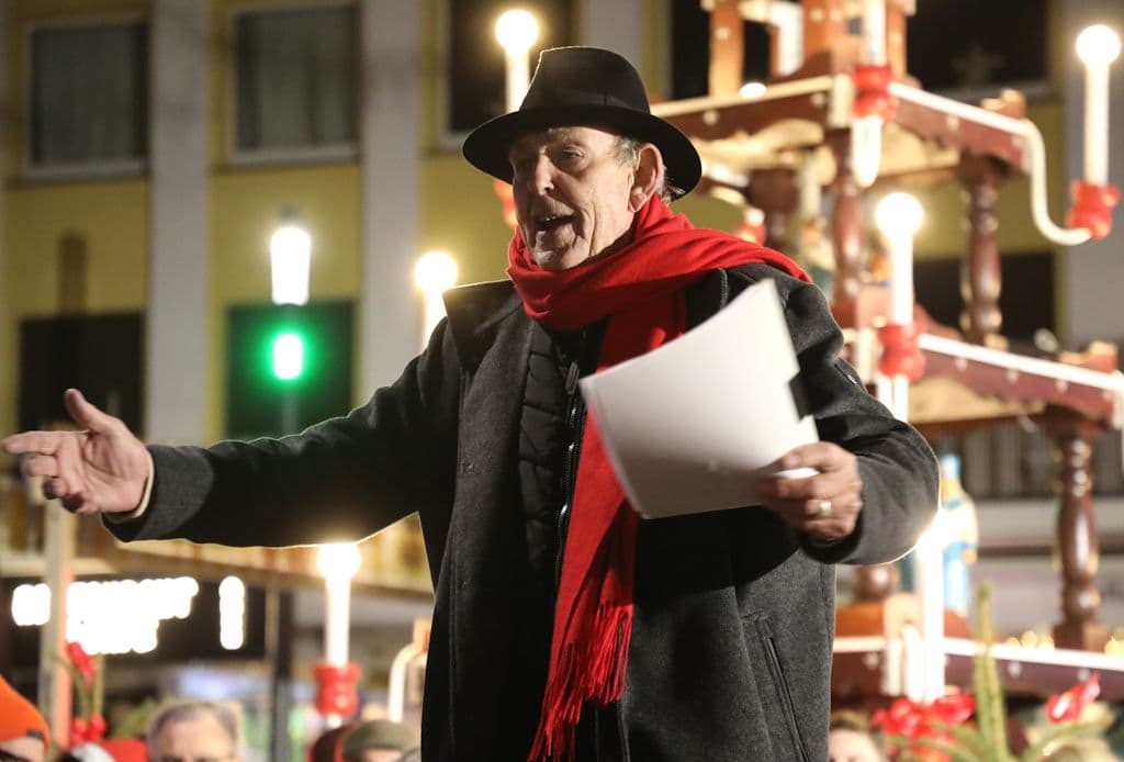 weihnachtspyramide-alter-markt-anschieben-advent-november-2025 (4)