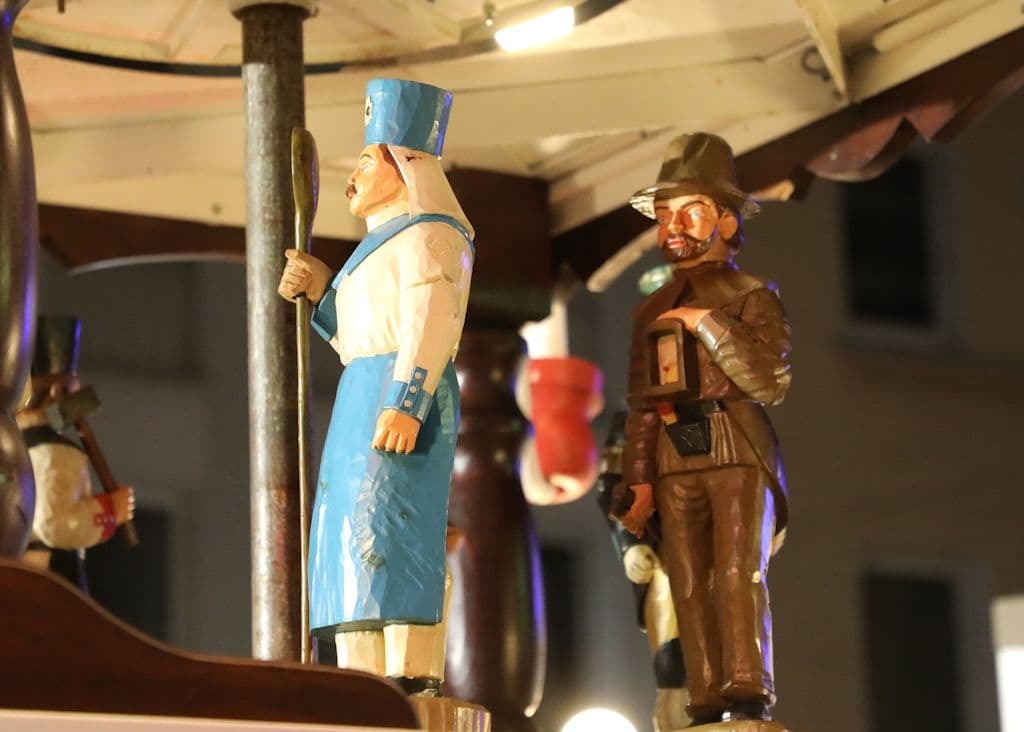 weihnachtspyramide-alter-markt-anschieben-advent-november-2025 (5)