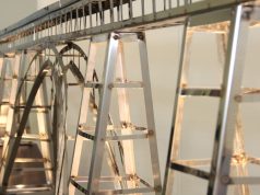 Solinger Schülerinnen und Schüler haben ein Modell der Müngstener Brücke im Maßstab 1:100 nachgebaut, das jetzt im Rathaus bewundert werden kann. (Foto: B. Glumm)