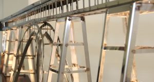 Solinger Schülerinnen und Schüler haben ein Modell der Müngstener Brücke im Maßstab 1:100 nachgebaut, das jetzt im Rathaus bewundert werden kann. (Foto: B. Glumm)